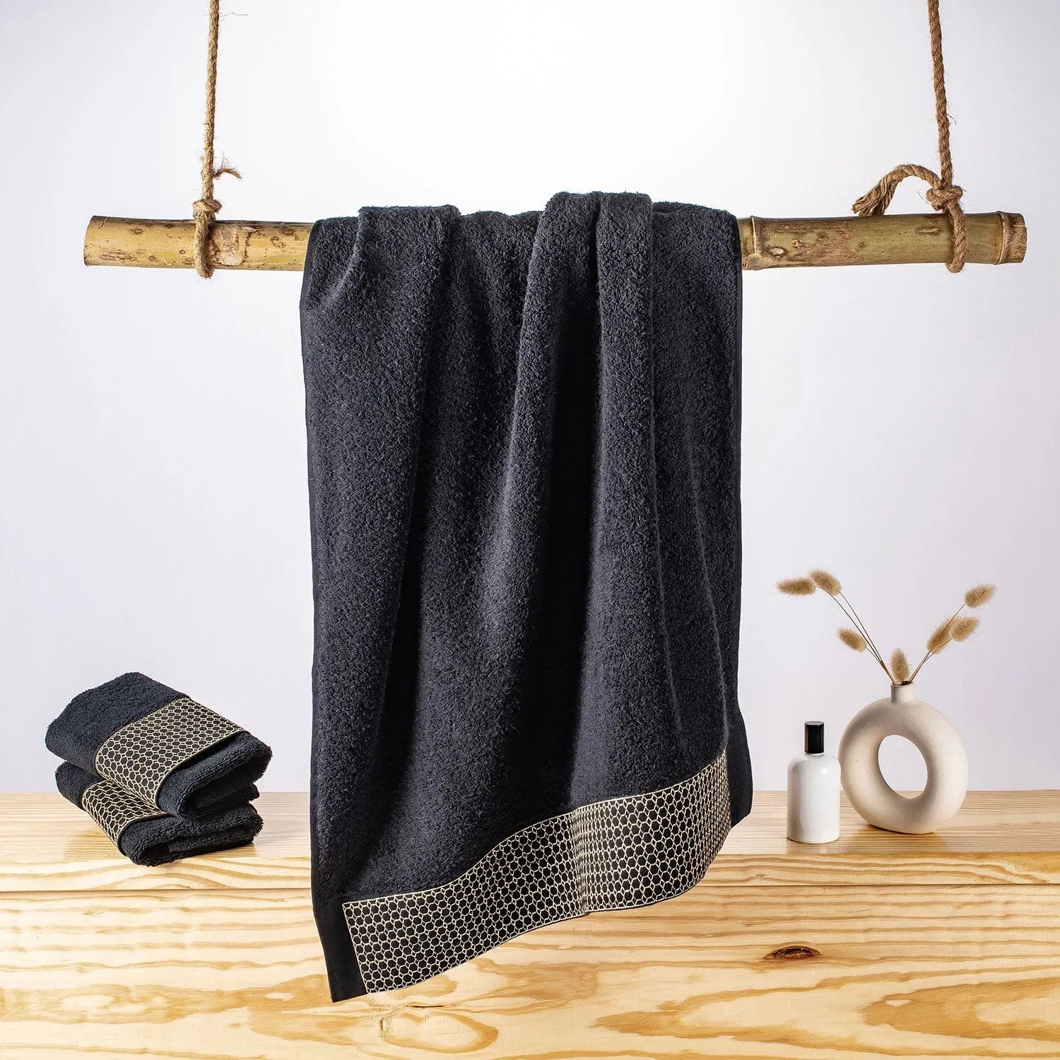 Picasso Towel - Honey Comb Bath | Color : Black