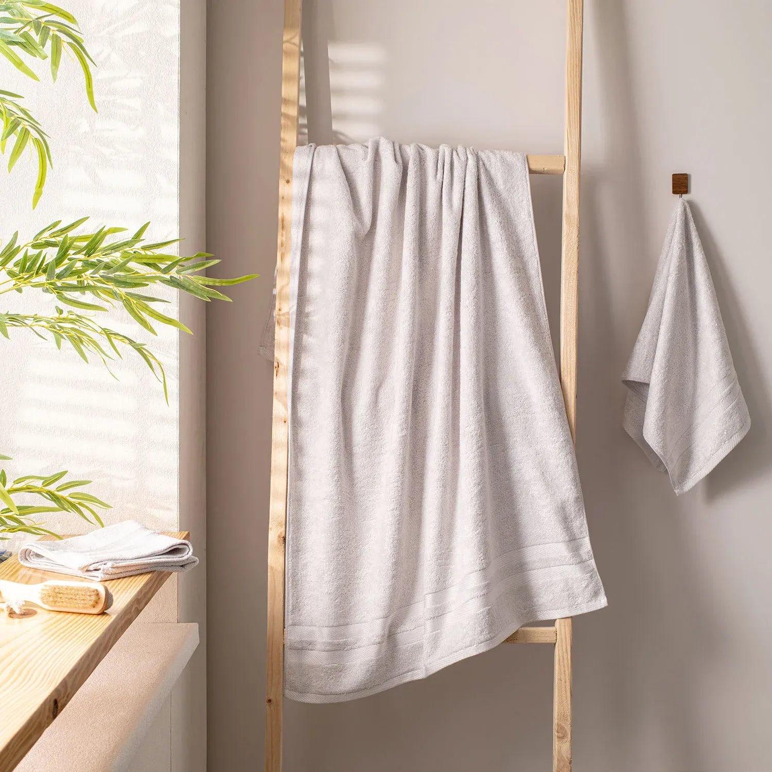 The Bamboo Bath Towel – Lightweight Luxury with Superior Absorbency | Color : Light Grey 03