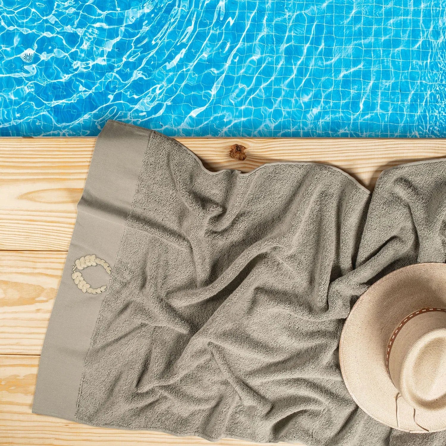 Picasso Towel - Royal Crown Bath | Color : Green